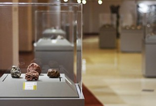 نمایش شهاب‌سنگ‌ها در موزه خلیج فارس