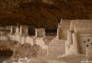 70 ملا قبرستانی تاریخی در دل کوه  