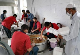 طبخ و توزیع غذای گرم به مناسبت ماه مبارک رمضان در شهرستان میرجاوه  